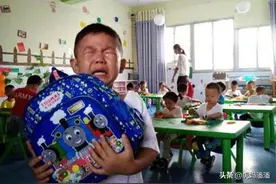 “没事，哭会儿就好了”，应对不适应幼儿园的孩子，这种方式更好图片