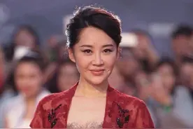51岁许晴太惊艳！穿蕾丝“开胃礼服”尽显好身材，哪像50多岁阿姨图片