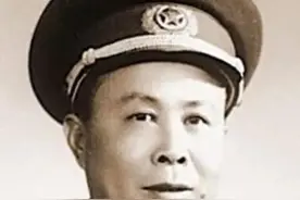 开国中将，因足智多谋人称“诸葛”，挥师66军首批入朝作战一次比一次打得好，授衔时身份特殊全军唯一图片