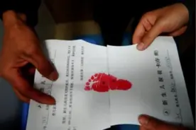 婴儿出生时，医院为啥要留脚印？医生不说，但父母要提前了解图片