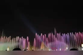 位于陕西省西安市大雁塔北广场，是全亚洲最大的矩阵喷泉广场图片