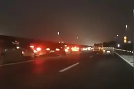 快车道成“追尾专用道”，为什么许多车主都爱占着左边开慢车？图片