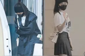 杨幂一程飞机换两个造型，脱掉黑丝袜晒超长美腿，犹如漫画女主角图片
