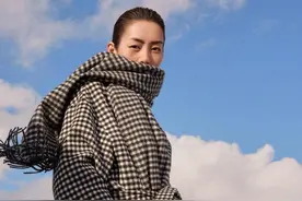 “呢大衣+短靴”，才是40岁女人秋冬该有的打扮，时髦优雅又高级图片