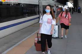 首趟乌鲁木齐至西安长编卧铺动车开行图片