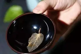 小伙带一“破碗”鉴宝，遭观众嘲笑，专家倒入一杯水后不笑了图片