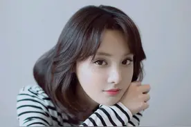 彭小苒的夏日穿搭很简约，身穿条纹T恤配牛仔热裤，简简单单就好图片