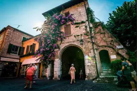 欧洲最美的小镇之一意大利Sirmione 逛上一整天，是多么的幸福图片