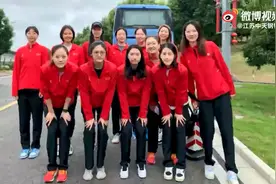 江苏女排出征全运，卫冕冠军12人合影流出，印证蔡斌带仨二传流言图片