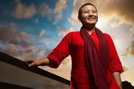 最美尼姑琼英卓玛：13岁逃脱家暴出家为尼，空灵梵音享誉世界图片
