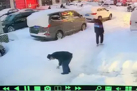 女子手机掉落被大爷踢到雪堆埋藏：事后偷偷捡走，被监控拍下全程图片