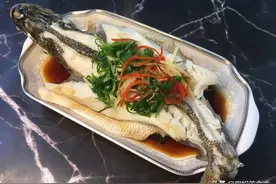 清蒸鲈鱼，牢记“1倒2不放”，鱼肉鲜嫩无腥味图片