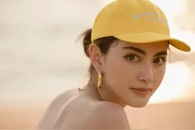 “泰国第一美女”黛薇卡，海边拍照裸胸搭牛仔，露出惊人蚂蚁腰图片