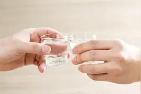 老祖宗提醒我们：酒桌上，有这二种表现的人，很不简单，别小瞧了图片