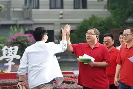 2021年浙江高考作文出炉！4岁弟弟给哥哥送考，旗袍横幅成标配图片