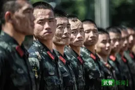 泥潭披甲！直击武警战士泥潭极限训练图片