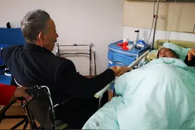 四天未见他们双手紧握不松开 宁波这对老夫妻病床前的牵手让人泪目图片