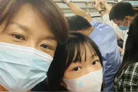 前央视主持李小萌带娃坐地铁，素颜打扮超低调，二人还骑行到深夜图片