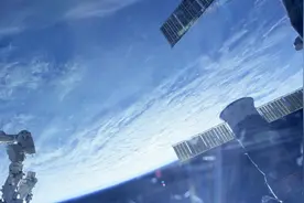 瞧！这就是太空中看见的太阳，那下面是地球的大气层视频封面