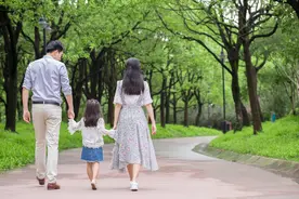 心理学：一个女人与父亲的关系，预示着她这一生的感情是否会幸福图片
