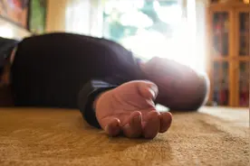 头孢配酒，说走就走！二者需要间隔多久？2种情况，早知道早受益图片