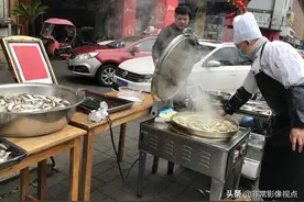 酒楼摆摊现场煎制大别山野生小河鱼，28元一斤，还有澳洲龙虾供应图片