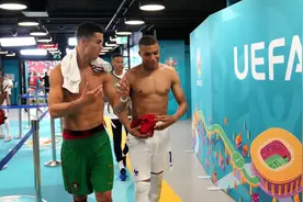 追星榜样姆巴佩！又和C罗同台竞技，当年小迷弟身价已超偶像图片