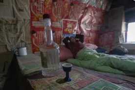 109岁奶奶无儿无女独居地坑，她最好的朋友竟是白酒，看啥情况图片