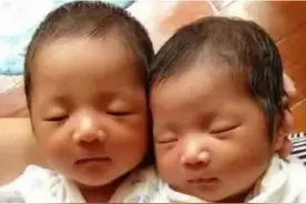 双胞胎女儿，一个妈妈城里带，一个奶奶乡下带，多年后差距太明显图片