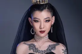 网络走红的花臂“暗黑新娘”，婚后形象多变，这真是一个人？图片