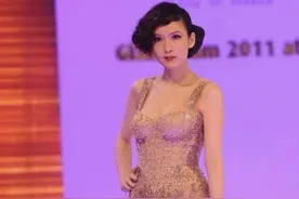 54岁周慧敏还有少女身材，穿吊带裙曲线迷人，发型却跑出了大妈味图片
