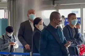 53岁杨澜现身机场，身材高挑获称赞，保镖当众呵斥拍照者超霸气图片