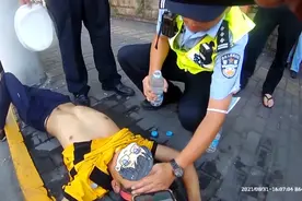 暖心！民警辅警围圈为中暑的外卖小哥“洒水”“扇风”图片