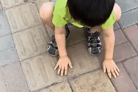 盲童学习走盲道，人生不易，生命不屈图片
