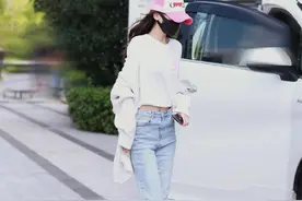 Angelababy瘦成了“皮包骨”，穿紧身的牛仔裤仍撑不满，看着心疼图片
