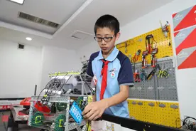 “机”智少年仗“技”闯天下！思明少年汤其睿热爱科技、追求创新，斩获世界级奖项图片