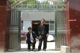 爬行娃的报恩之路：残疾弃婴创办养鸡场，给养父盖上十几万的房子图片