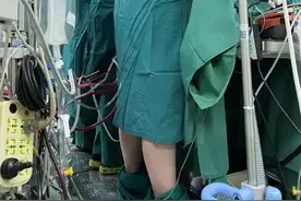 裤子掉了！这张照片刷屏图片