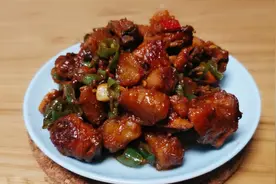 比外卖还好吃的土豆烧鸡块，鲜嫩多汁，咸香软糯，懒人必学家常菜图片