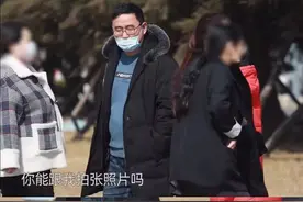 老师布置作业跟爸爸合影，单亲男孩找路人扮演爸爸，结局䁔心图片
