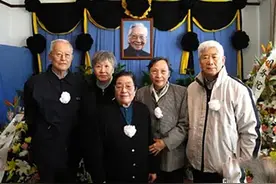 1949年雷洁琼赶赴西柏坡，毛主席、周总理、朱德等领导人夹道欢迎图片