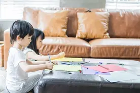 “你是老大，要让着老二”：毁掉两个孩子，这句话就够了图片