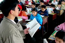 教师工资条火了，公务员也晒出工资单，同是铁饭碗差距却很明显图片