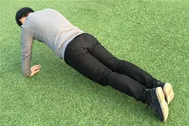 四五十岁的男性做俯卧撑，一次坚持多少个，算身体好？看看标准图片