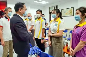 中联办走访香港住房困难市民，有市民哽咽：原来还有人关心我图片