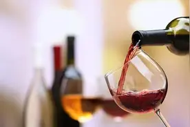 喝红酒时，为啥不倒满杯，只倒三分之一就行？行家：很多人都装懂图片