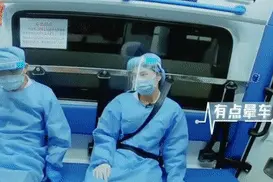 独居老伯摔在浴缸，大小便全拉里面！跟着120，看尽人间苦图片