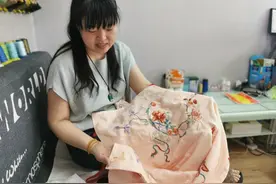 济南有一位专门给衣服“做手术”的“医生”，能将破损衣服修补如初，有人专门把衣服弄破来修补图片