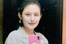 热依扎产后首晒孕肚，“职业假笑”手指肿，网友：想看婚礼的倒叙图片