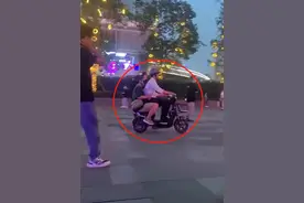 黄渤吴磊骑电动车现身街头！车子太小挤得慌，戴安全帽打扮接地气图片